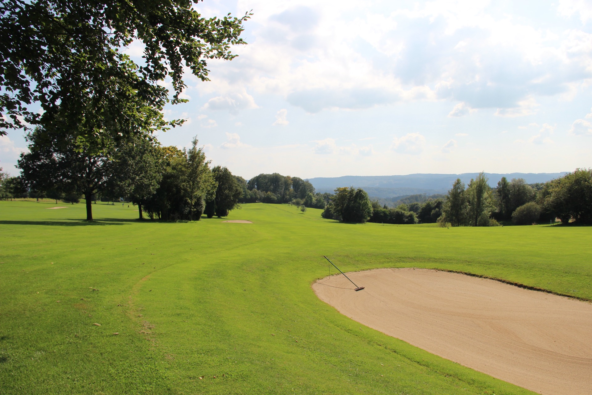 Fairway mit Bunker und Blick über das Bergische Land