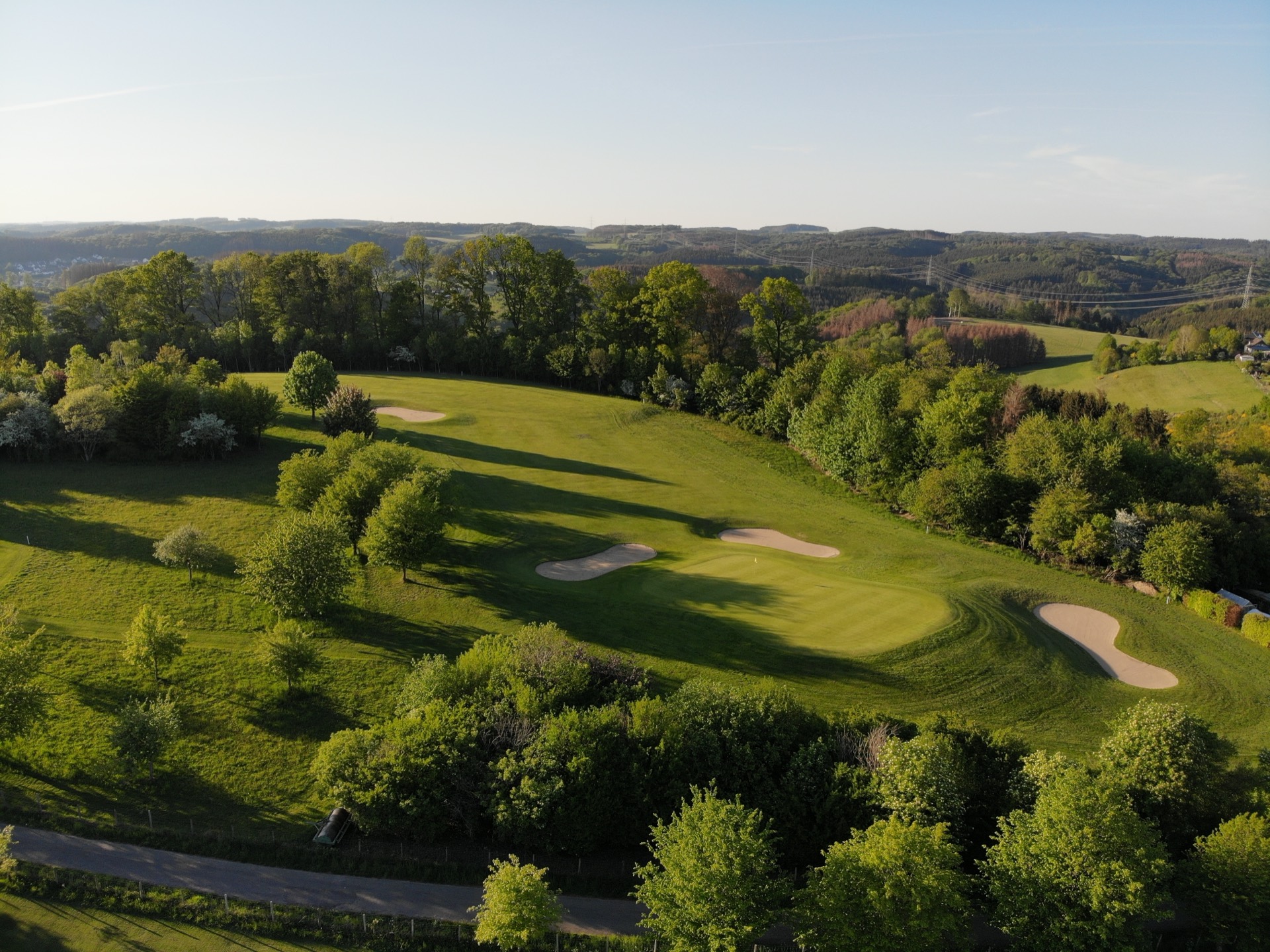 Spielbahn mit Bunkerkette im Abendlicht